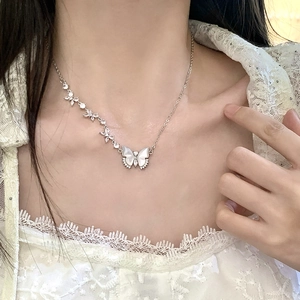Collier papillon élégant avec pendentif en nacre blanche et fleurs en zircone asymétriques