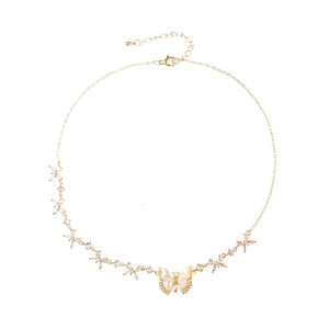 Collier papillon doré élégant avec pendentif en nacre blanche et zircons brillants