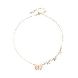 Gros plan du collier papillon doré avec pendentif en nacre et accents de zircone