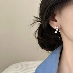 Elegante Perlenohrstecker mit funkelnden Zirkonia am Modell für einen schicken Look