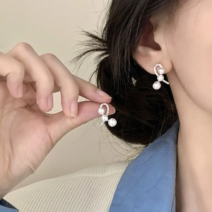 Elegante Perlenohrringe aus Silber mit Zirkonia, geschwungenes Design mit drei Perlen