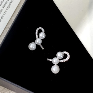 Elegante Perlenohrringe mit Zirkonia-Inlay in einer luxuriösen schwarzen Schmuckschachtel