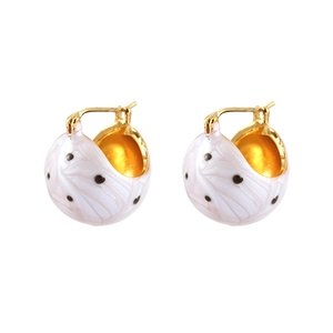 Minimalistische Gold-Ohrringe mit weißem Emaille und schwarzem Punkt-Design
