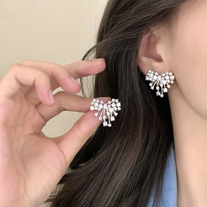 Orecchini a fiocco in argento con zirconi scintillanti e mini perle per donna