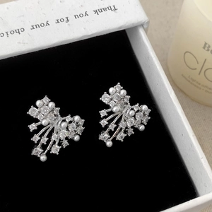 Orecchini a fiocco in argento con zirconi e perle in una confezione regalo bianca