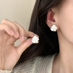 Eleganti orecchini a fiore in argento con petali testurizzati dal design francese chic