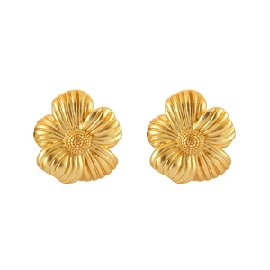 Eleganti orecchini a lobo a fiore in oro opaco con petali testurizzati in stile francese