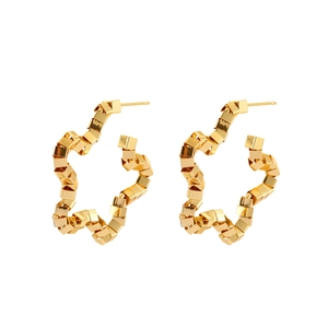 Gold geometric star stud earrings featuring irregular linked cubes for a modern aesthetic