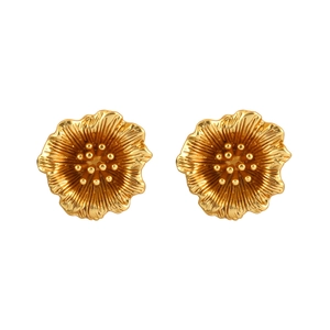 Boucles d'oreilles fleurs dorées élégantes avec pétales mats et détails réalistes