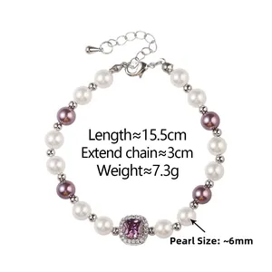 Détail du collier de perles avec pierre centrale violette et fermoir mousqueton blanc