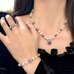Collier Élégant En Fausses Künstliche Perles Françaises Avec Pendentif En Pierre Gemme Violette Carrée Cuivre Plaqué Argent Pour Femme