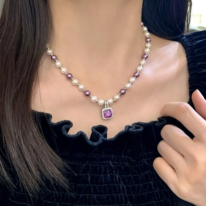 Collier élégant en perles blanches et violettes avec pendentif carré en pierre violette