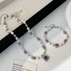 Ensemble élégant collier et bracelet en perles avec pendentifs carrés en pierres violettes