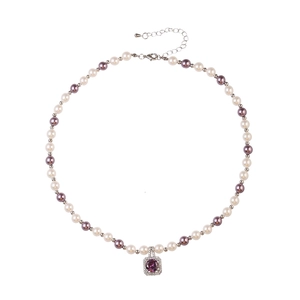 Collier de perles élégant avec pendentif gemme violette et billes argentées