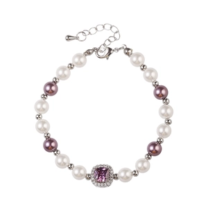 Vue détaillée du collier de perles avec pendentif en pierre violette et zircones