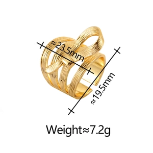 Vue détaillée bague nœud dorée texturée montrant les dimensions 23,5mm par 19,5mm