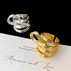 Bague nœud luxueuse texturée en or et argent avec un design de fils métalliques superposés