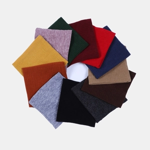 Détail du cache-col en tricot en 12 couleurs avec une texture à rayures verticales