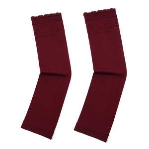 Manchettes de protection solaire rouge vin avec des bords volantés et un tricot respirant.
