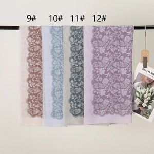 Detailansicht floral bedruckter Hijabs mit lasergeschnittener Spitze in vier Farben