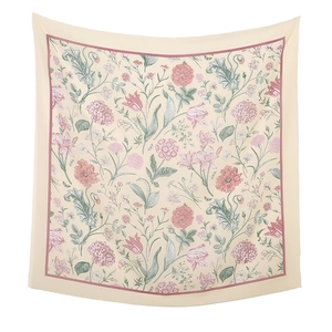 Detail eines quadratischen Seidenschals mit Vintage-Blumenmuster und rosa Rand