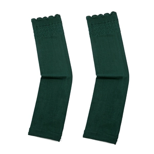 Vue détaillée des manchons de protection solaire unis à volants, tissu doux et respirant.