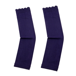 Vue détaillée des manches violettes foncées dotées de poignets à volants et d'un motif tricoté.