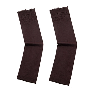 Vue détaillée de manchons de protection solaire marron pour femmes avec bord à volants.