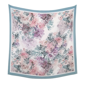 Detailansicht des Seiden-Halstuchs mit Blumenprint und blauem lasergeschnittenem Rand
