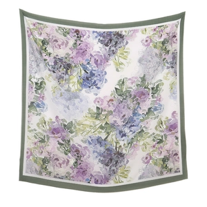 Detail eines Seidenschals mit Blumenmuster, grünem Laser-Rand und violettem Design