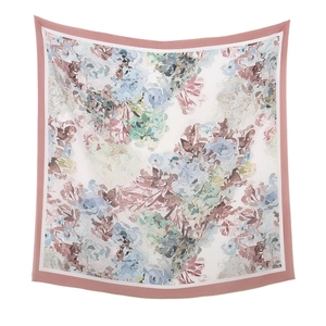 Detailaufnahme des quadratischen Seidentuchs mit Blumenmuster und altrosa Randverzierung