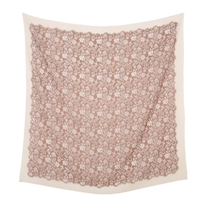 Detail eines großen rosa Seidenschals mit weißem Blumendruck und Spitzenrand