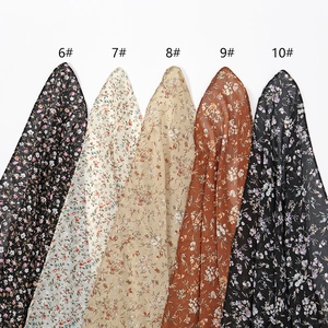 Detail van vijf chiffon hidjab met bloemenprint, elegante patronen en nummering