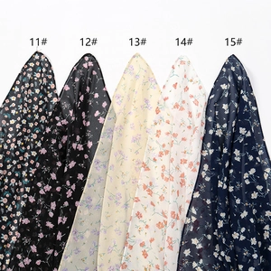 Detail van gebloemde chiffon hijabs in vijf patronen inclusief zwarte en crème prints