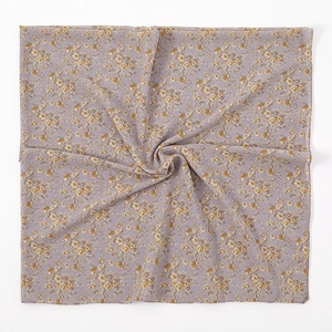 Macro-opname van lavendelkleurige chiffon vierkante sjaal met bloemenprint en textuur