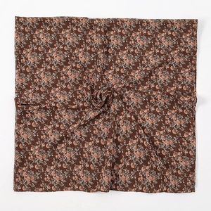 Detailweergave van de bloemen chiffon vierkante sjaal met bruine stof en drapering