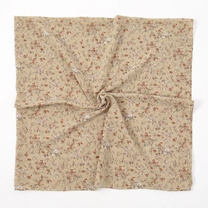 Vierkante chiffon hijab in abrikoos met etnische bloemenprint, maat 115x115cm