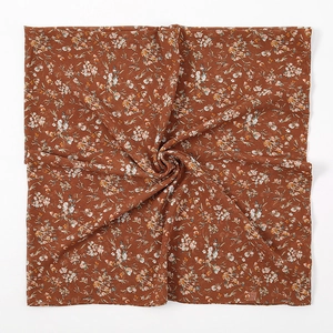Vierkante chiffon hijab met bloemenprint in vintage karamelrood en kleine bloemen