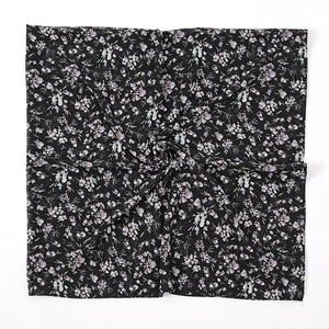 Detail van een gebloemde chiffon hijab vierkante sjaal met paarse bloemen op zwart