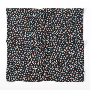 Macro detail van chiffon hijab stof met roze bloemenprint op zwarte achtergrond