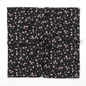 Detailweergave van de grote chiffon hijab met roze bloemen op zwarte stof