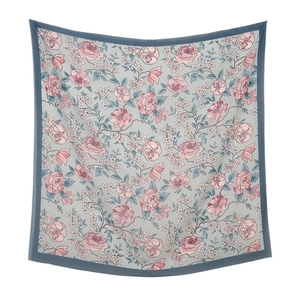 Detailaufnahme des quadratischen Seidentuchs mit Rosenmuster und marineblauem Rand