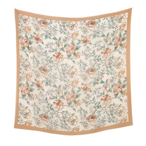 Detailansicht eines französischen Seidenschals mit Blumenmuster und orangefarbenem Rand