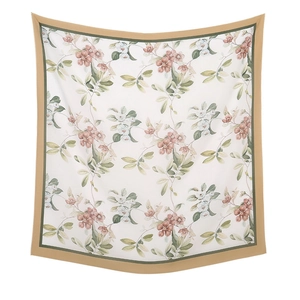 Detailansicht des französischen Seidenquadrats mit Blumenprint und Kontrastrand