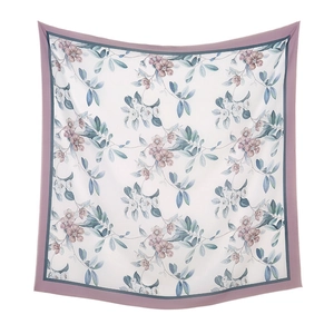 Makro-Detail von französischem Seidenschal mit Blumenmuster und lila Laserkanten