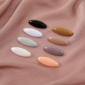 Vue détaillée de broches de sécurité colorées en plastique et clips pour foulard hijab.