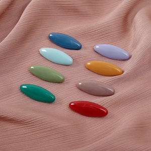 Gros plan détaillé d'épingles à hijab et d'épingles de sûreté en plastique coloré.