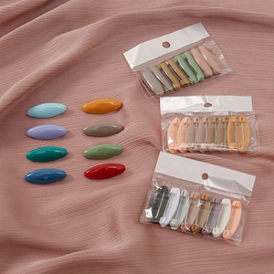 Epingles de securite en plastique colore pour foulard et hijab, anti-glissement, 8 pcs par sachet.