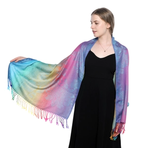 Dettaglio di scialle arcobaleno sfumato con motivi jacquard floreali e bordi a frange