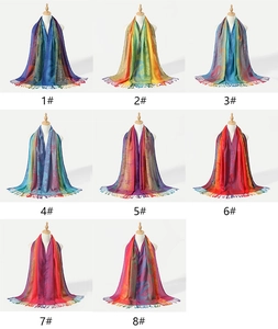 Dettaglio di scialli pashmina paisley colorati con frange e ricami sfumati eleganti